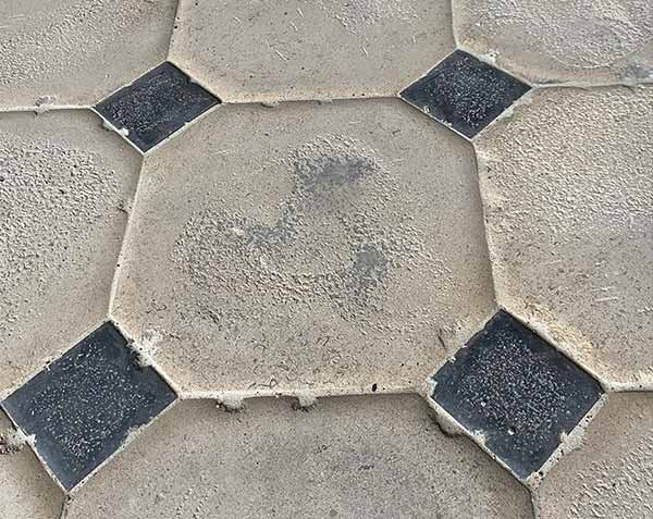 Cabochons flooring with Old Burgundy Slabs and grey patina - Natural limestone