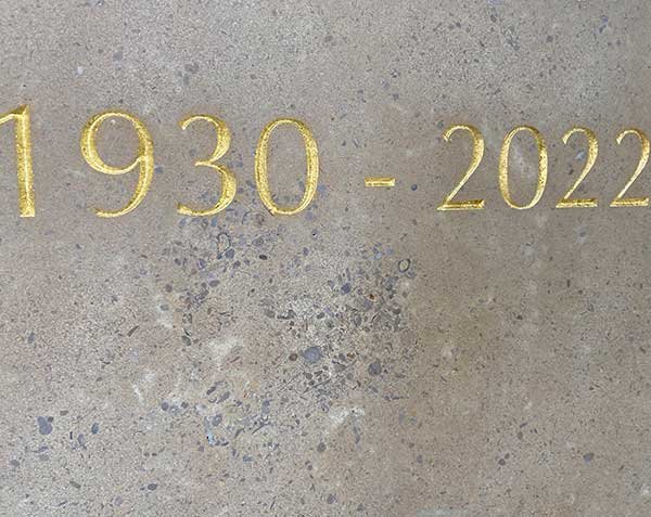 Gold leaf engraving on Châtillonnais limestone Lanvignes Golden-Yellow Gold leaf engraving on Châtillonnais limestone Lanvignes Golden-Yellow