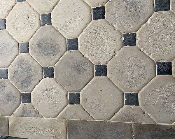 Cabochons flooring with peripheral strips - Old Burgundy Slabs and grey patina - Natural limestone