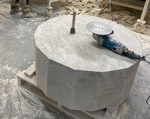 Stone carver – Creation of a massive round table in natural stone.