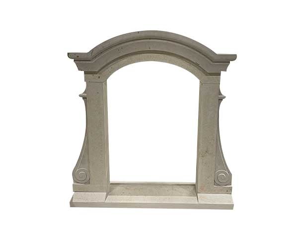 Lucarne en pierre avec fronton et volutes Lucarne en pierre avec fronton et volutes