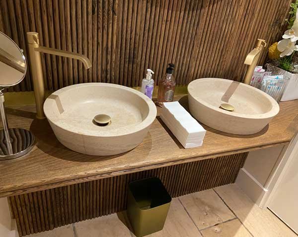Natural stone basin on a wooden shelf - Charmot Clair Adouci Natural stone basin on a wooden shelf - Charmot Clair Adouci