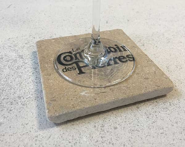Dessous de verre en pierre pour évènementiel.