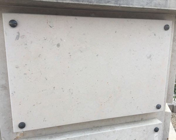 Natural stone vault - Comblanchien Light Honed