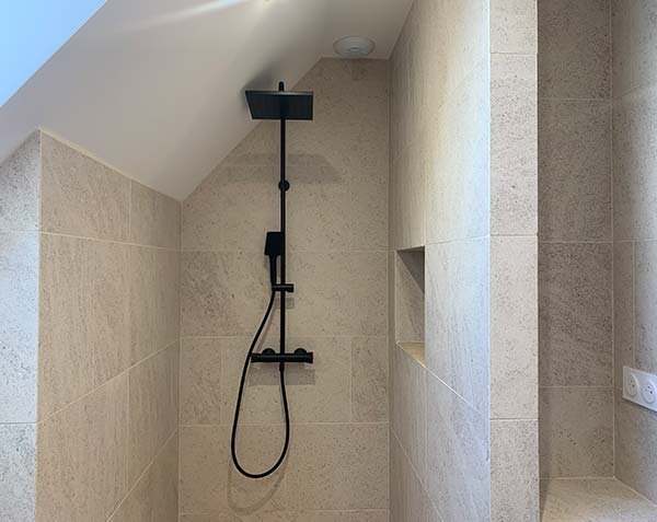Wall tiling and flooring in Charmot limestone Honed finish. Width of 50 cm x Random Lengths Wall tiling and flooring in Charmot limestone Honed finish. Width of 50 cm x Random Lengths