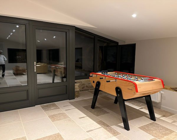 Massangis Beige Clair Flooring - Brushed finish - Random lengths with widths of 30 and 40 cm Massangis Beige Clair Flooring - Brushed finish - Random lengths with widths of 30 and 40 cm