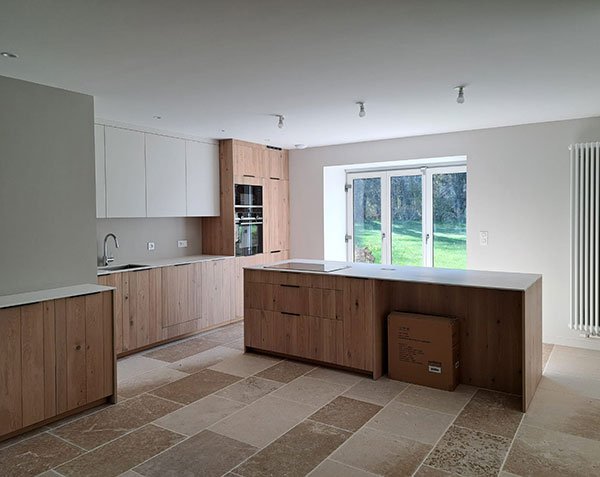 Massangis Light Beige Flooring - Brushed finish - Random lengths with widths of 30 and 40 cm Massangis Light Beige Flooring - Brushed finish - Random lengths with widths of 30 and 40 cm