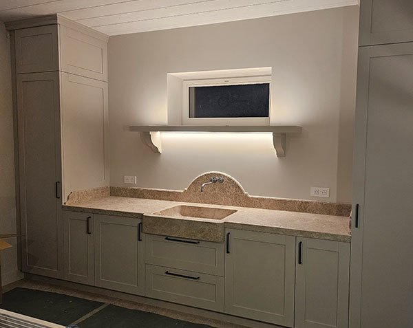 Backsplash above sink and kitchen worktop in natural limestone - Lanvignes Golden-Yellow Aged