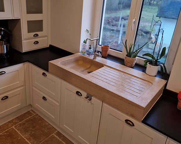 Custom made limestone sink on worktop - Charmot Golden