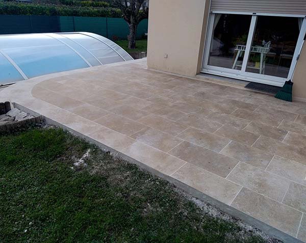 Facing staircase with curved treads – Natural Burgundy limestone