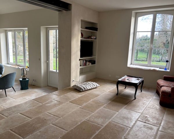 Living room with antique stone flooring – Old slabs