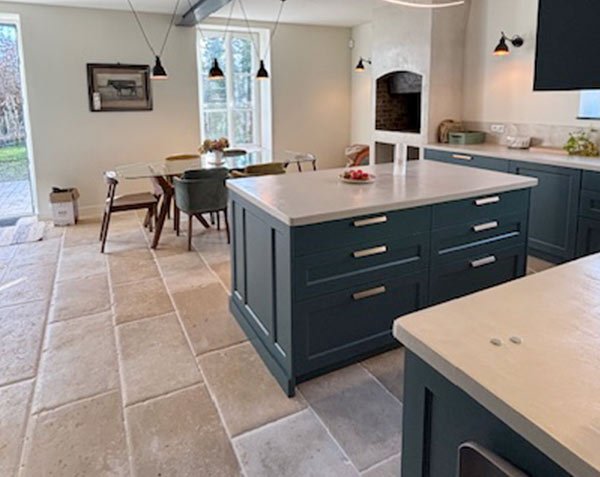 Stone kitchen – Modern mix and antique floor