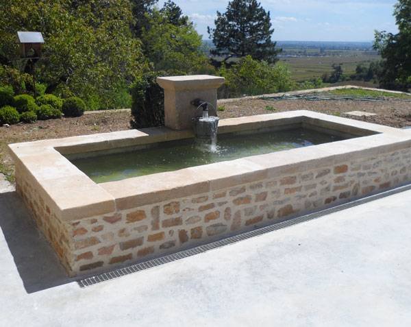 Bassin fontaine avec margelles de puits en pierre de Bourgogne - Lanvignes Doré-Jaune Vieilli Bassin fontaine avec margelles de puits en pierre de Bourgogne - Lanvignes Doré-Jaune Vieilli