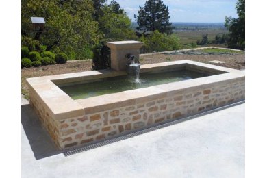 Bassin fontaine avec margelles de puits en pierre de Bourgogne - Lanvignes Doré-Jaune Vieilli Bassin fontaine avec margelles de puits en pierre de Bourgogne - Lanvignes Doré-Jaune Vieilli