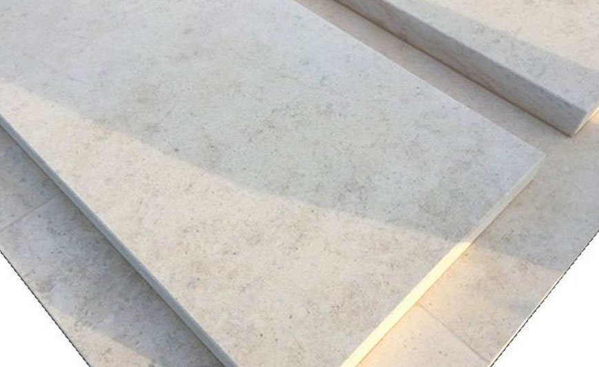 Qui pose les monuments funéraires en pierre ?