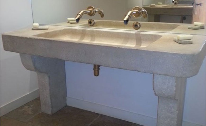 Comment fixer un évier en pierre avec ses jambages ?