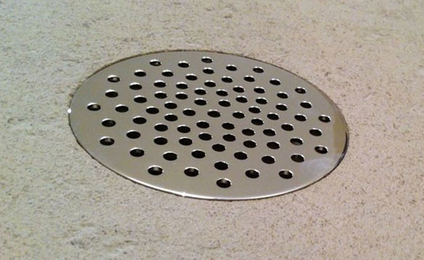 Caniveau ou bonde : quelle évacuation de douche ?