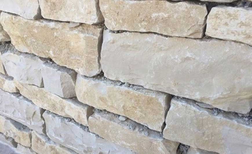 Naturel ou éclaté, des finitions spécifiques à nos parements, pierres à muret, barrettes...