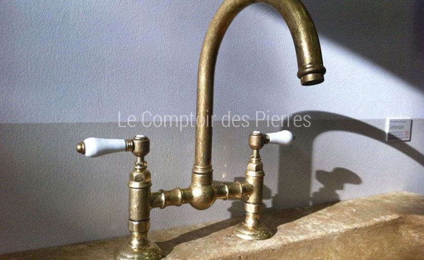 Pierre et robinetterie : quelle alliance de teintes et finitions ?