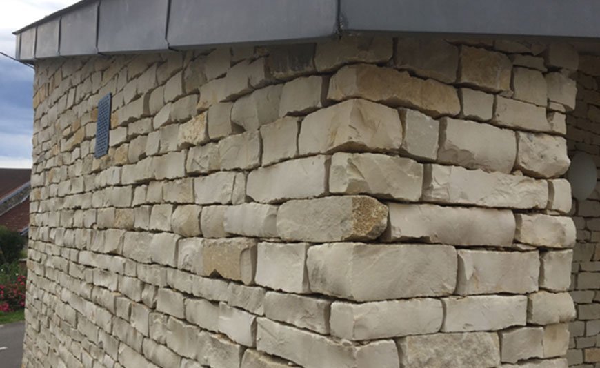 Nettoyer un mur en pierre