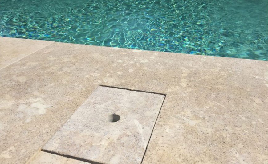 Couvercle de skimmer de piscine : quelle solution en pierre ?