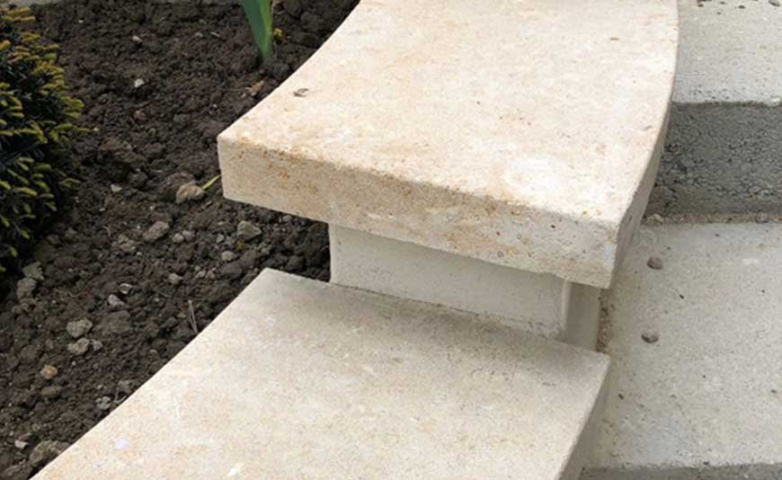 Couvertine de muret en pierre : plate, bombée ou en pente ?