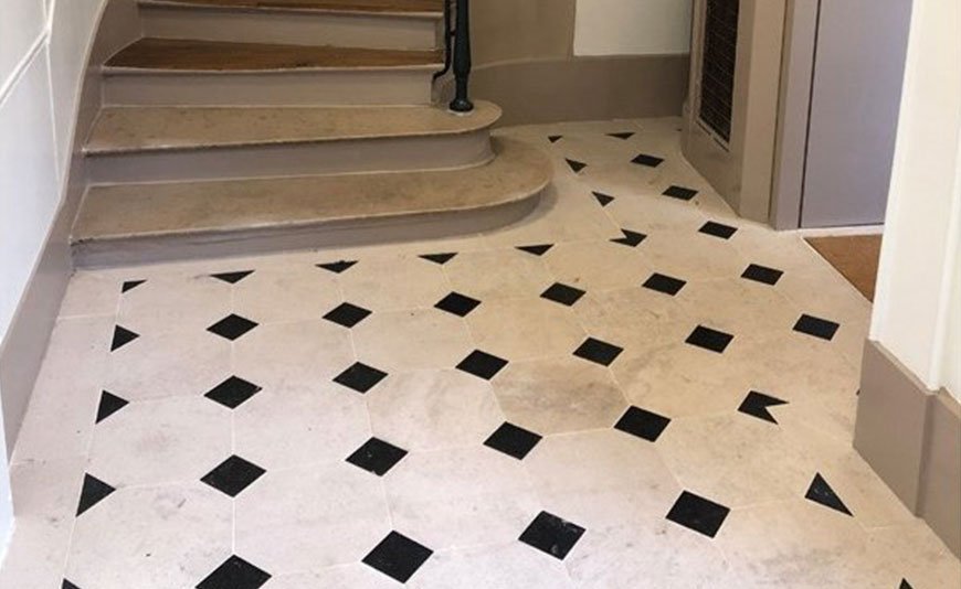 Carrelage (ou dallage) blanc, cabochon noir en pierre : pourquoi ces couleurs ?