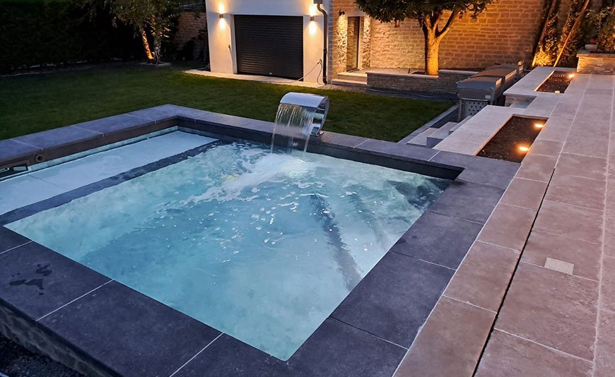 Margelles de piscine en pierre bleue